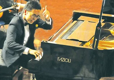 Nguyễn Mạnh Tuấn - Piano soloist (Việt Nam) tự tin biểu diễn cùng dàn nhạc Giao hưởng ASEAN tác phẩm Konzek in F Minor for của C.MV. Weber. Nguyễn Mạnh Tuấn - Piano soloist (Việt Nam) tự tin biểu diễn cùng dàn nhạc Giao hưởng ASEAN tác phẩm Konzek in F Minor for của C.MV. Weber.