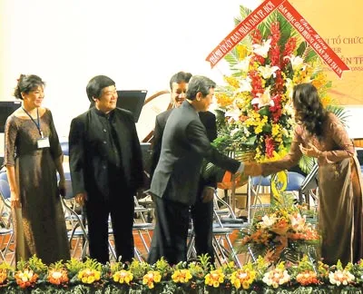 Giám đốc Nhạc viện TPHCM Văn Thị Minh Hương (bìa phải) đại diện Dàn nhạc giao hưởng ASEAN nhận hoa chúc mừng của Thành ủy TPHCM và Bộ VH-TT-DL. Giám đốc Nhạc viện TPHCM Văn Thị Minh Hương (bìa phải) đại diện Dàn nhạc giao hưởng ASEAN nhận hoa chúc mừng của Thành ủy TPHCM và Bộ VH-TT-DL.