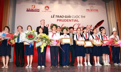 Các gương mặt đoạt giải thưởng Văn hay chữ tốt năm 2010 khu vực TPHCM chụp ảnh với các đồng chí lãnh đạo và đại diện nhà tài trợ Prudential. Ảnh: Trần Thanh. Các gương mặt đoạt giải thưởng Văn hay chữ tốt năm 2010 khu vực TPHCM chụp ảnh với các đồng chí lãnh đạo và đại diện nhà tài trợ Prudential. Ảnh: Trần Thanh.
