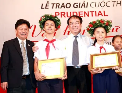 14 thí sinh TPHCM nhận giải thưởng cuộc thi “Prudential – Văn hay chữ tốt” năm 2010