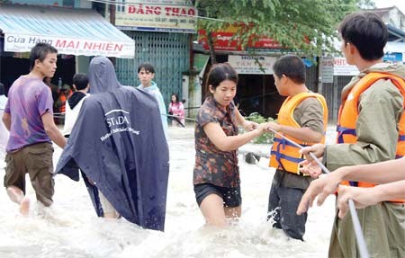 Residents evacuate to safety in a flood-hit area in the central province of Khanh Hoa (Photo: SGGP) Residents evacuate to safety in a flood-hit area in the central province of Khanh Hoa (Photo: SGGP)