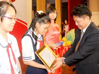 Editor-in-chief of Sai Gon Giai Phong Newspaper, Tran The Tuyen (R), gives certificates of merit to students. Editor-in-chief of Sai Gon Giai Phong Newspaper, Tran The Tuyen (R), gives certificates of merit to students.