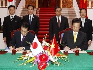 Mr. Nguyen Tan Dung, Prime Minister of the Socialist Republic of Vietnam (R) and H.E. Naoto Kan, Prime Minister of Japan sign joint statement on the comprehensive development of strategic partnership for peace and prosperity in Asia. Mr. Nguyen Tan Dung, Prime Minister of the Socialist Republic of Vietnam (R) and H.E. Naoto Kan, Prime Minister of Japan sign joint statement on the comprehensive development of strategic partnership for peace and prosperity in Asia.
