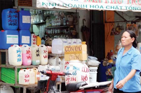 Many kinds of chemicals with unclear origin sold at a shop on Phan Van Khoe Street, District 6, Ho Chi Minh City (Photo: SGGP) Many kinds of chemicals with unclear origin sold at a shop on Phan Van Khoe Street, District 6, Ho Chi Minh City (Photo: SGGP)