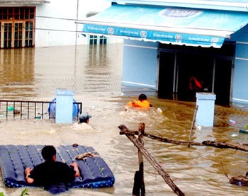 Several homes are inundated in floodwaters in Ninh Thuan Province on November 1 (Photo: SGGP) Several homes are inundated in floodwaters in Ninh Thuan Province on November 1 (Photo: SGGP)