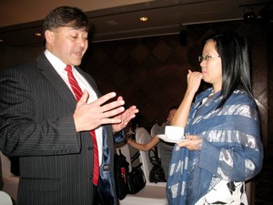 Chas Roy Chowdhury (L), Taxation Department head, UK-based Association of Chartered Certified Accountants, exchanges ideas with a participant at the workshop Nov. 2, 2010 in Ho Chi Minh City (Photo: Tuong Thuy) Chas Roy Chowdhury (L), Taxation Department head, UK-based Association of Chartered Certified Accountants, exchanges ideas with a participant at the workshop Nov. 2, 2010 in Ho Chi Minh City (Photo: Tuong Thuy)