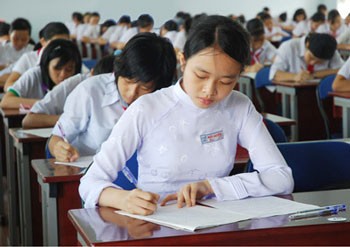 Students of Le Hong Phong gifted high school study in a class session. All gifted high schools must meet national standards by 2015. (Photo Mai Hai) Students of Le Hong Phong gifted high school study in a class session. All gifted high schools must meet national standards by 2015. (Photo Mai Hai)