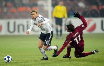 Bayern Munich's Anatoliy Tymoshchuk (L) vies with Cluj's Tomas Costa on November 3, 2010. AFP PHOTO Bayern Munich's Anatoliy Tymoshchuk (L) vies with Cluj's Tomas Costa on November 3, 2010. AFP PHOTO