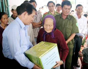 President Nguyen Minh Triet gives relief aid to flood hit residents in Ninh Thuan Province (Photo: SGGP) President Nguyen Minh Triet gives relief aid to flood hit residents in Ninh Thuan Province (Photo: SGGP)