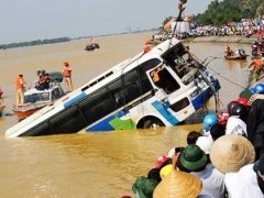 Rescuers pulled the submerged bus ashore on October 21, 2010. (Photo: Tuoi Tre) Rescuers pulled the submerged bus ashore on October 21, 2010. (Photo: Tuoi Tre)