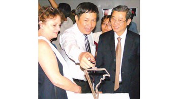 Deputy chairman of Ho Chi Minh City People’s Committee Hua Ngoc Thuan (R) in the opening ceremony of the exhibition. (Photo: Sggp) Deputy chairman of Ho Chi Minh City People’s Committee Hua Ngoc Thuan (R) in the opening ceremony of the exhibition. (Photo: Sggp)