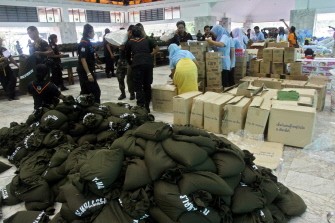 Thai government officers and soldiers pack relief goods donated by the Thai Royal Palace for victims of flooding in the southern city of Hat Yai, in Thailand's southern province of Narathiwat on November 4, 2010. AFP Thai government officers and soldiers pack relief goods donated by the Thai Royal Palace for victims of flooding in the southern city of Hat Yai, in Thailand's southern province of Narathiwat on November 4, 2010. AFP