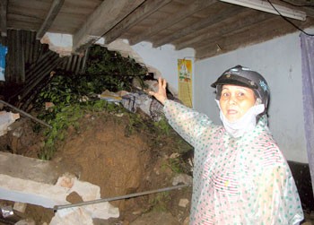A house in Tuy Hoa City is damaged by a mountain landslide on November 4. (Photo: Sggp) A house in Tuy Hoa City is damaged by a mountain landslide on November 4. (Photo: Sggp)