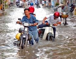 High tides flooded D2 Street in Binh Thanh District, HCMC in November 2008 High tides flooded D2 Street in Binh Thanh District, HCMC in November 2008