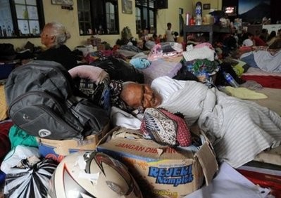 People rest at an evacuation centre in Wukirsari, Sleman on November 4, 2010. People rest at an evacuation centre in Wukirsari, Sleman on November 4, 2010.