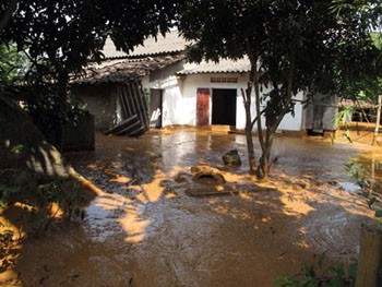 Red mud flood hit out at a resident’ house in Duyet Trung Commune, Cao Bang town November 6 (Photo: Thanh Nien) Red mud flood hit out at a resident’ house in Duyet Trung Commune, Cao Bang town November 6 (Photo: Thanh Nien)