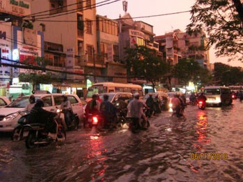 Several motorcycles break down due to heavy rain-triggered flooding in Xo Viet Nghe Tinh Street, Binh Thanh District, HCMC on November 6 (Photo: Nguyen Mien) Several motorcycles break down due to heavy rain-triggered flooding in Xo Viet Nghe Tinh Street, Binh Thanh District, HCMC on November 6 (Photo: Nguyen Mien)