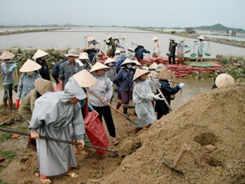 People in Khanh Hoa Province quickly repair essential infrastructure after flood. (Photo: Sggp) People in Khanh Hoa Province quickly repair essential infrastructure after flood. (Photo: Sggp)