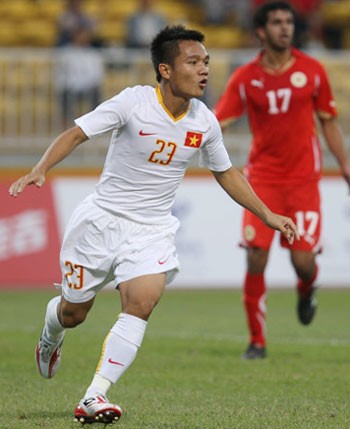 Vietnam’s striker Dinh Thanh Trung celebrates his first goal in their first Asian Games match against Bahrain at the Guangdong People’s Stadium in Guangzhou, China on Nov. 8, 2010. (Photo: VNExpress) Vietnam’s striker Dinh Thanh Trung celebrates his first goal in their first Asian Games match against Bahrain at the Guangdong People’s Stadium in Guangzhou, China on Nov. 8, 2010. (Photo: VNExpress)