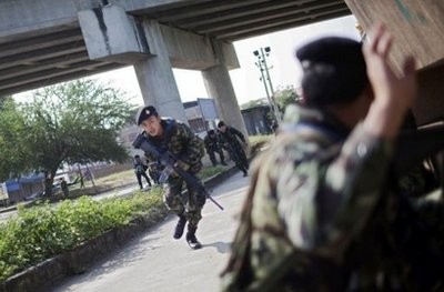 Thai soldiers run for cover near the Thai-Myanmar border in Mae Sot, western Thailand on November 8, 2010, as clashes involving heavy weapons took place on the Myanmar side of the border Thai soldiers run for cover near the Thai-Myanmar border in Mae Sot, western Thailand on November 8, 2010, as clashes involving heavy weapons took place on the Myanmar side of the border