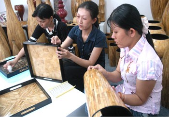 Artisans make handicraft products from bamboo for export to the US. (Photo: Duc Thanh/SGGP) Artisans make handicraft products from bamboo for export to the US. (Photo: Duc Thanh/SGGP)