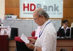 A man watches his deposit book at HDBank. Deposit rates of commercial banks have increased to about 12% per year. (Photo:Saigontimes) A man watches his deposit book at HDBank. Deposit rates of commercial banks have increased to about 12% per year. (Photo:Saigontimes)