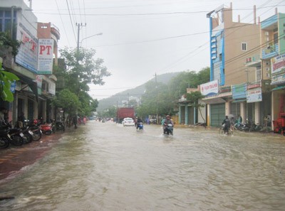 Floods resulted from heavy rains submerge Quy Nhon’s major roads. (Photo: SGGP) Floods resulted from heavy rains submerge Quy Nhon’s major roads. (Photo: SGGP)
