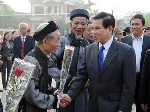 President Nguyen Minh Triet (R) talks to a resident of Tao Phu Village, Tam Hong Commune, Yen Lac District, in the nothern midland province of VInh Phuc on November 9 President Nguyen Minh Triet (R) talks to a resident of Tao Phu Village, Tam Hong Commune, Yen Lac District, in the nothern midland province of VInh Phuc on November 9