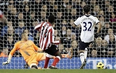 Sunderland's Ghanaian player Asamoah Gyan (C) shoots and scores a goal past Tottenham Hotspurs' Brazilian goalkeeper Heurelho Gomes (L) during their Premier League match at White Hart Lane in London. AFP Sunderland's Ghanaian player Asamoah Gyan (C) shoots and scores a goal past Tottenham Hotspurs' Brazilian goalkeeper Heurelho Gomes (L) during their Premier League match at White Hart Lane in London. AFP