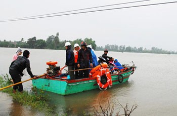 Rescue workers evacuate people from isolated area during the latest flood beginning Monday in the southern central region (Photo: SGGP) Rescue workers evacuate people from isolated area during the latest flood beginning Monday in the southern central region (Photo: SGGP)