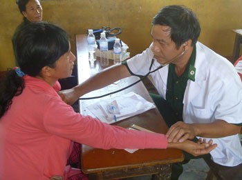 Lieutenant colonel and doctor Doan Van Tien (R), of the Border Guard High Command, examines a patient. Lieutenant colonel and doctor Doan Van Tien (R), of the Border Guard High Command, examines a patient.