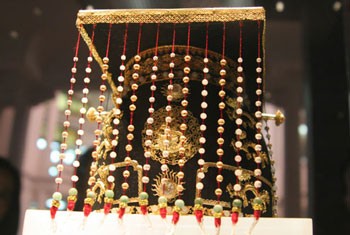Imperial gold cap of the Nguyen dsnasty. (Photo: Vnexpress) Imperial gold cap of the Nguyen dsnasty. (Photo: Vnexpress)