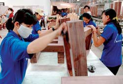 Koda Furniture Company's production line of export wooden products. (Photo: Sggp) Koda Furniture Company's production line of export wooden products. (Photo: Sggp)