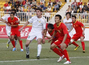 Vietnamese players (in red) during a defense moment against the Turkmen in their Wednesday game in the China Asian Games football tournament (Photo: SGGP) Vietnamese players (in red) during a defense moment against the Turkmen in their Wednesday game in the China Asian Games football tournament (Photo: SGGP)