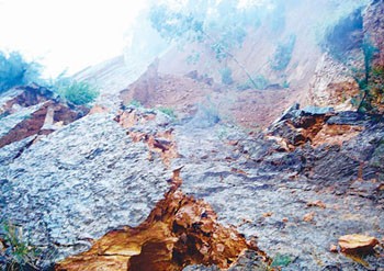 Mountain landslide cuts off traffic on D9T618 Road in Tam Quang Commune, Nui Thanh District, Quang Nam Province on November 11 (Photo: SGGP) Mountain landslide cuts off traffic on D9T618 Road in Tam Quang Commune, Nui Thanh District, Quang Nam Province on November 11 (Photo: SGGP)