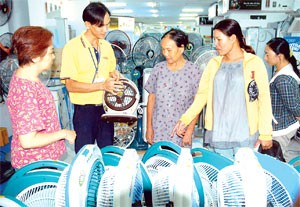 Shoppers check out locally made fans at a shop in Ho Chi Minh City (Photo: SGGP) Shoppers check out locally made fans at a shop in Ho Chi Minh City (Photo: SGGP)