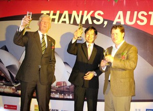 (L-R) Australian Consul General Graeme Swift, VGAC national chairman Huynh Du An and Jack Snelling, South Australian Minister for Employment, Training and Further Education, toast for the commencement of project “Thanks, Australia!” on Nov. 13 in Ho Chi Minh City (Photo: Tuong Thuy) (L-R) Australian Consul General Graeme Swift, VGAC national chairman Huynh Du An and Jack Snelling, South Australian Minister for Employment, Training and Further Education, toast for the commencement of project “Thanks, Australia!” on Nov. 13 in Ho Chi Minh City (Photo: Tuong Thuy)