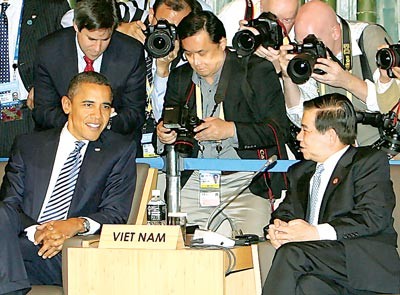 Vietnamese President Nguyen Minh Triet talks with US President Barack Obama at a meeting during the the 18th APEC summit in Yokohama, Japan. (Photo: VNA) Vietnamese President Nguyen Minh Triet talks with US President Barack Obama at a meeting during the the 18th APEC summit in Yokohama, Japan. (Photo: VNA)