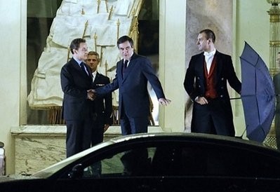 French Prime Minister Francois Fillon (C) shakes hand with France's president Nicolas Sarkozy (L) as he leaves the Elysee palace on November 13, in Paris. French Prime Minister Francois Fillon (C) shakes hand with France's president Nicolas Sarkozy (L) as he leaves the Elysee palace on November 13, in Paris.