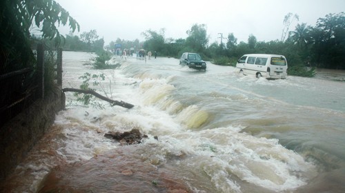 Flood in the Highway !A ( Photo: tuoitre) Flood in the Highway !A ( Photo: tuoitre)
