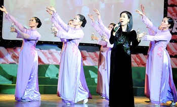 Singer Van Khanh (C) is singing in the concert. (Photo: Sggp) Singer Van Khanh (C) is singing in the concert. (Photo: Sggp)