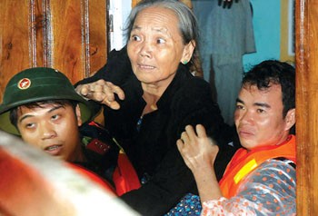 Soldiers evacuate an old woman out of her flooded home in Binh Son District, Quang Ngai Province on November 16 (Photo: SGGP) Soldiers evacuate an old woman out of her flooded home in Binh Son District, Quang Ngai Province on November 16 (Photo: SGGP)