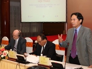 A speaker gives a speech at the Nov. 16 workshop in Hanoi on the prospect of in Vietnam-EU cooperative relations for the 2011-2015 period and Vision to 2020 (Photo: Vietnam News Agency) A speaker gives a speech at the Nov. 16 workshop in Hanoi on the prospect of in Vietnam-EU cooperative relations for the 2011-2015 period and Vision to 2020 (Photo: Vietnam News Agency)