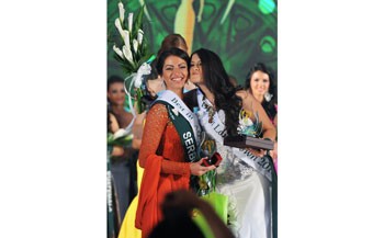 Miss Serbia (L) and Miss Ecuador win minor titles including "Best in Ao Dai" and "Best in Evening Gown" at the Miss Earth 2010 beauty contest. (Photo: Vnexpress) Miss Serbia (L) and Miss Ecuador win minor titles including "Best in Ao Dai" and "Best in Evening Gown" at the Miss Earth 2010 beauty contest. (Photo: Vnexpress)