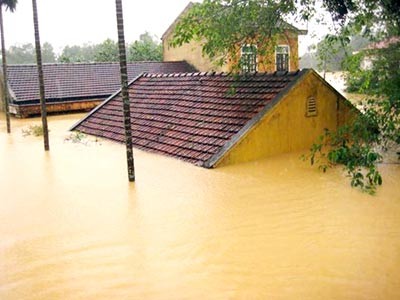 Houses in Thua Thien-Hue submerge in water (Photo: SGGP) Houses in Thua Thien-Hue submerge in water (Photo: SGGP)