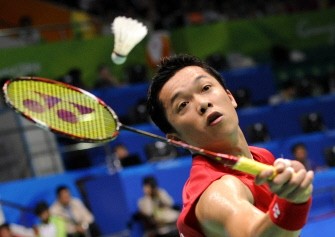 Taufik Hidayat of Indonesia returns a shuttlecock against Park Sung-Hwan of South Korea during their men's singles badminton quarterfinals on November 19, 2010. AFP Taufik Hidayat of Indonesia returns a shuttlecock against Park Sung-Hwan of South Korea during their men's singles badminton quarterfinals on November 19, 2010. AFP
