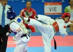 Nguyen Thi Hoai Thu (right) deals a right kick on her Thai rival in the women's under-53kg final of taekwondo event in the Asian Games. Thu bagged a silver medal. (Photo:VNA) Nguyen Thi Hoai Thu (right) deals a right kick on her Thai rival in the women's under-53kg final of taekwondo event in the Asian Games. Thu bagged a silver medal. (Photo:VNA)