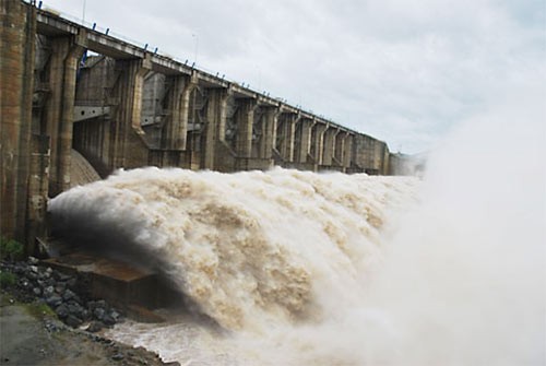 Water discharged from the reservoir of Ba Ha River Hydropower Plant in the central province of Phu Yen (Photo: SGGP) Water discharged from the reservoir of Ba Ha River Hydropower Plant in the central province of Phu Yen (Photo: SGGP)