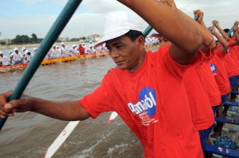 (AFP) Cambodian participants power their dragon boat on the Tonle Sap river during the first day of the three-day Water Festival in Phnom Penh on November 20, 2010. (AFP) Cambodian participants power their dragon boat on the Tonle Sap river during the first day of the three-day Water Festival in Phnom Penh on November 20, 2010.