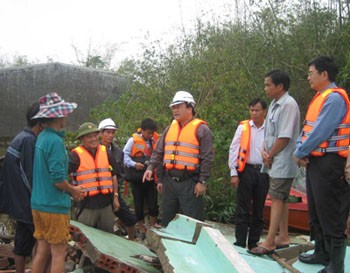 Deputy Prime Minister Hoang Trung Hai (the fourth from the right) visits a family with collapsed house in Phu Cat District, Binh Dinh Province on November 20 (Photo: SGGP) Deputy Prime Minister Hoang Trung Hai (the fourth from the right) visits a family with collapsed house in Phu Cat District, Binh Dinh Province on November 20 (Photo: SGGP)